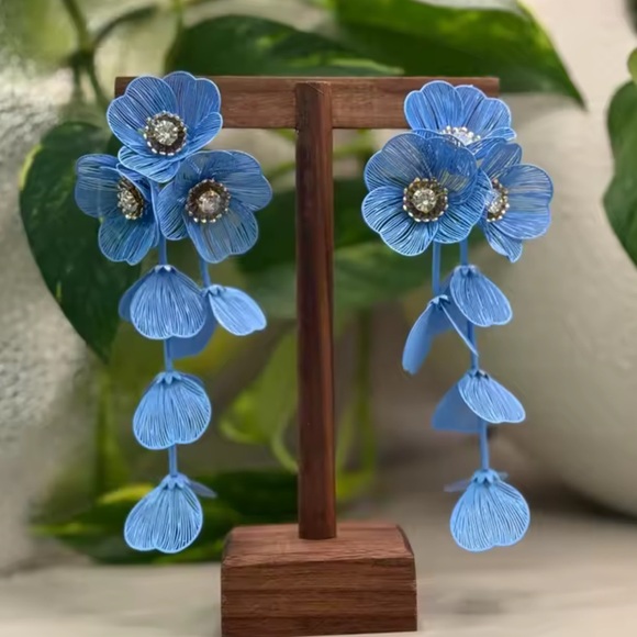 Kate Middleton Elegant Blue Floral Earrings - Picture 2 of 4